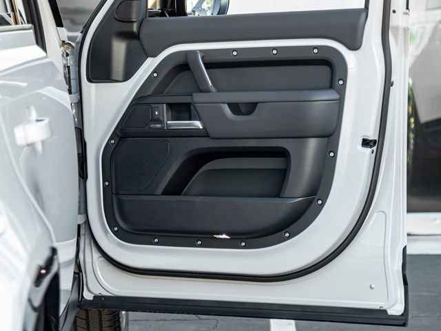Certified 2026 Land Rover Defender 110 X AWD/4WD image 33