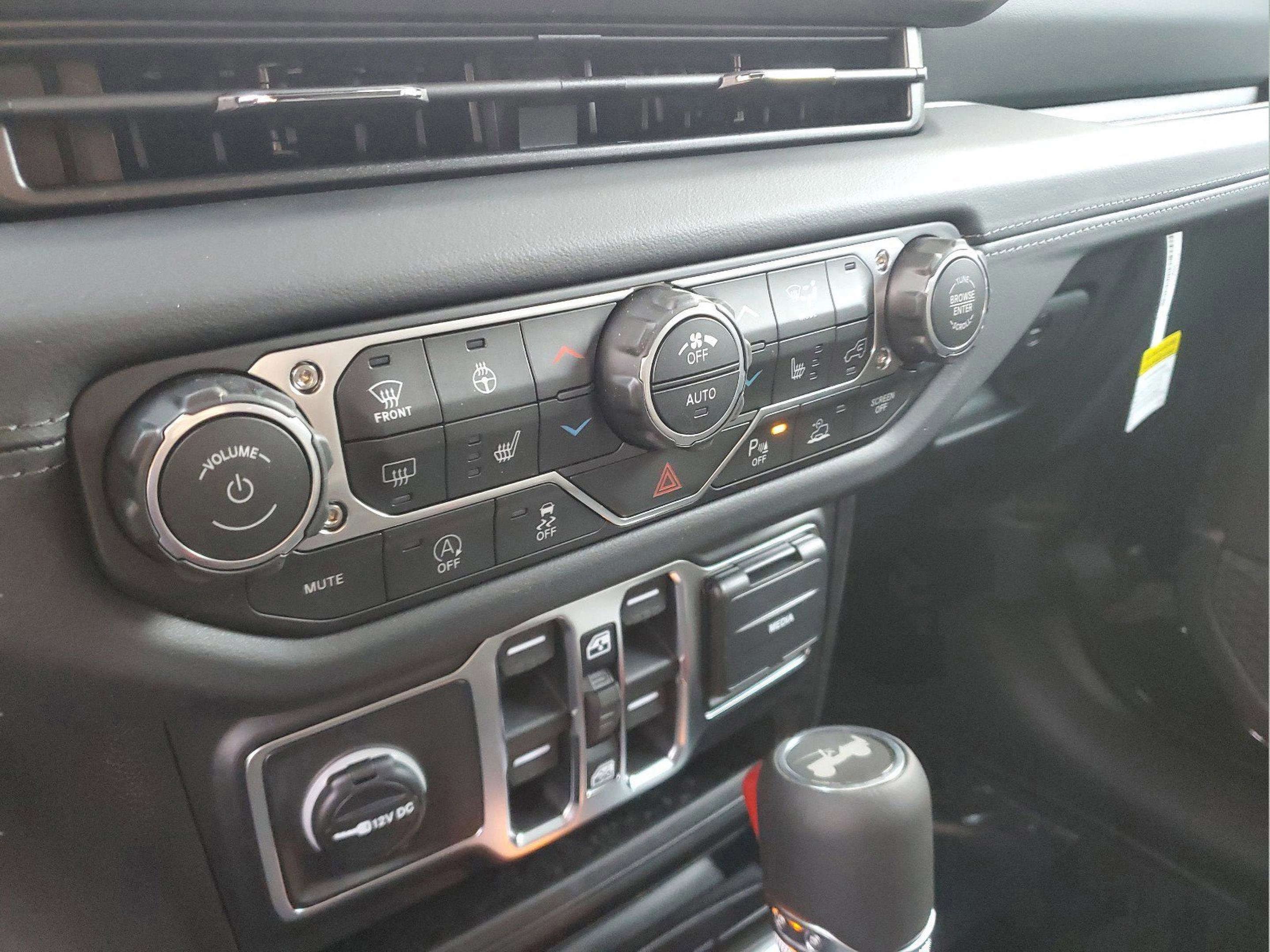 New 2026 Jeep Wrangler Unlimited Sahara AWD/4WD image 17