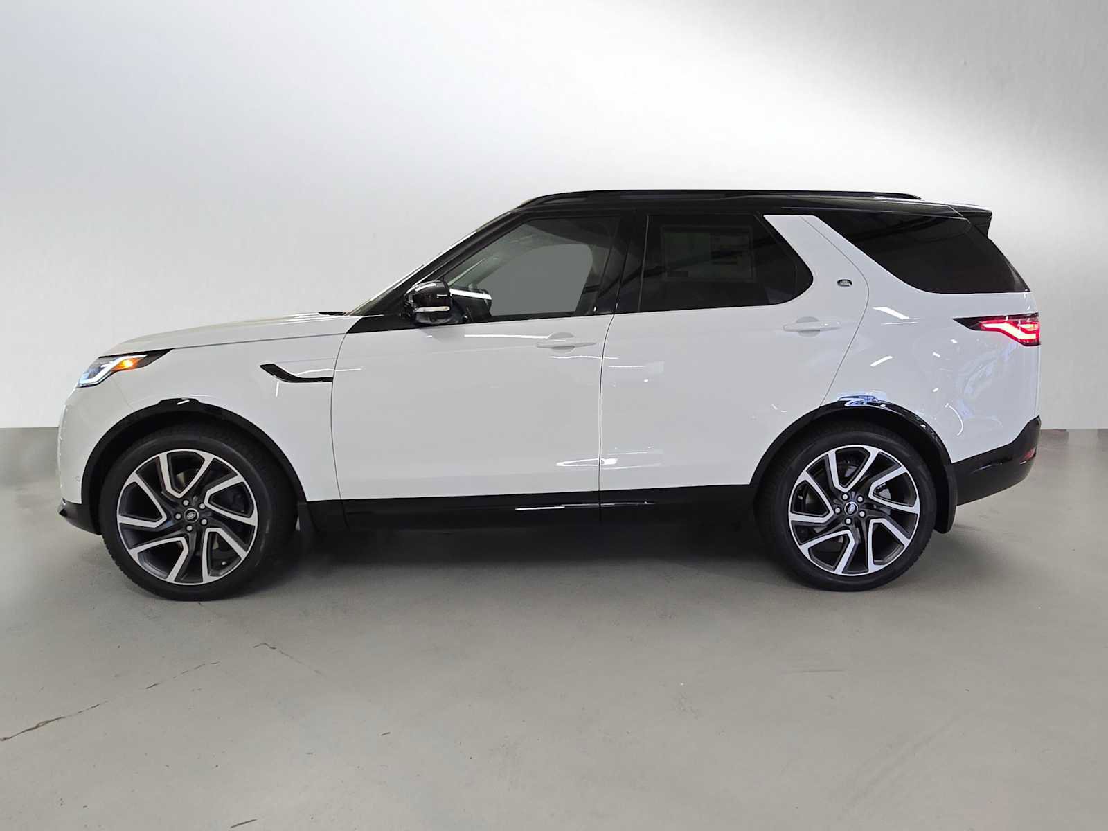 New 2025 Land Rover Discovery Dynamic SE image 2