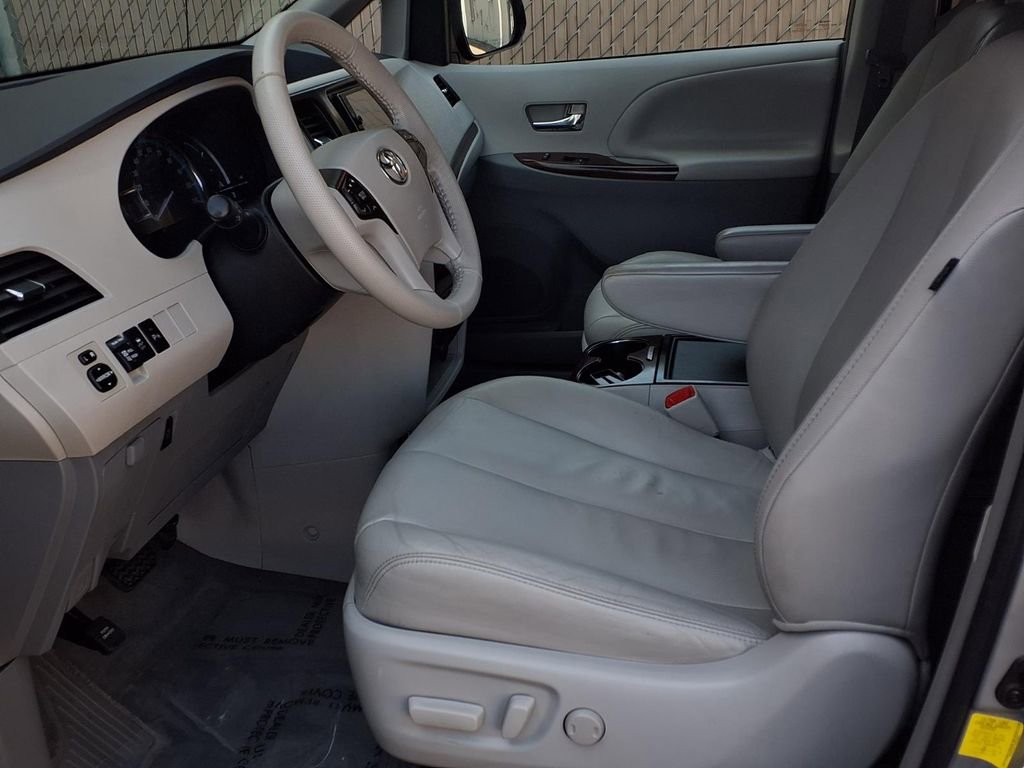 Used 2013 Toyota Sienna XLE FWD image 14