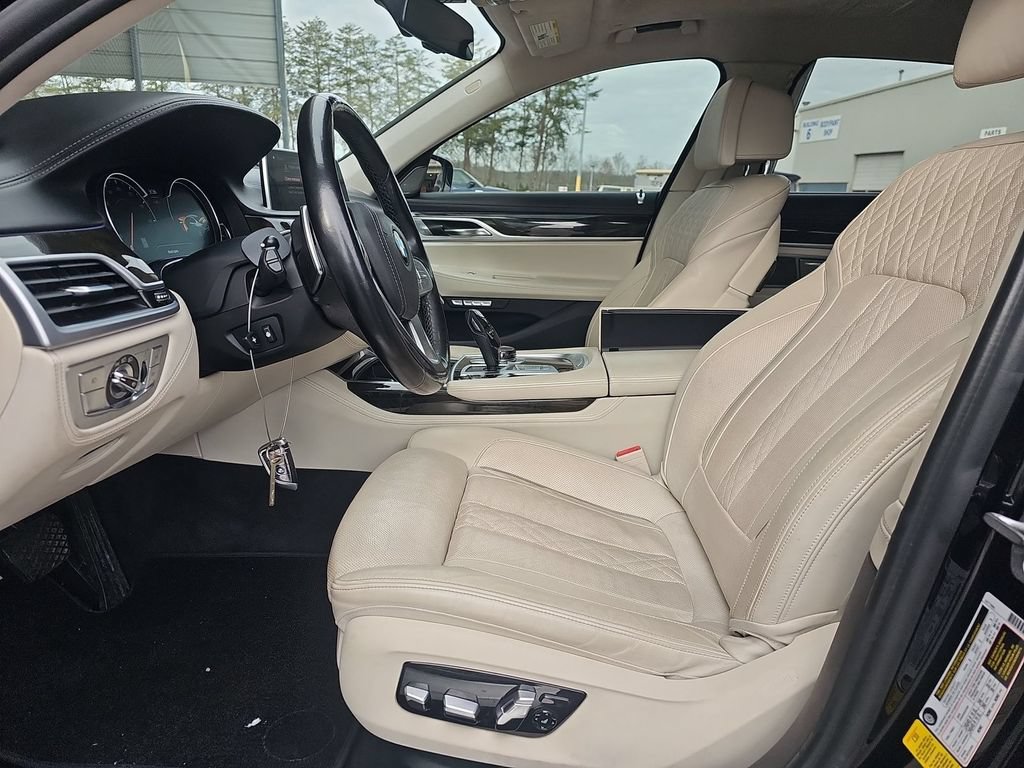 Used 2018 BMW 750i w/ Executive Package RWD image 7