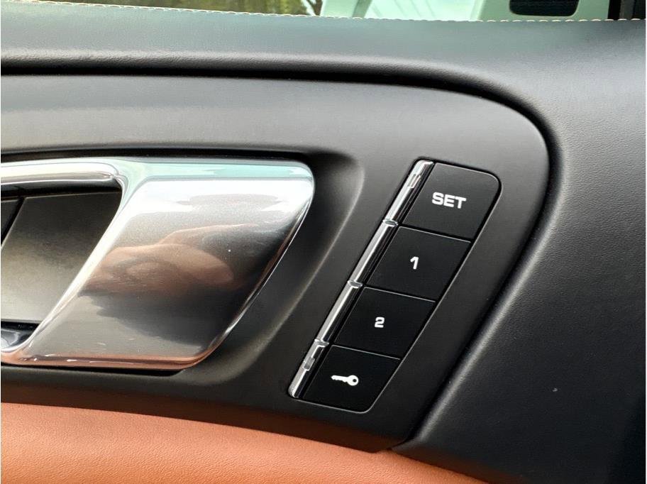 Used 2017 Porsche Cayenne Platinum Edition image 11