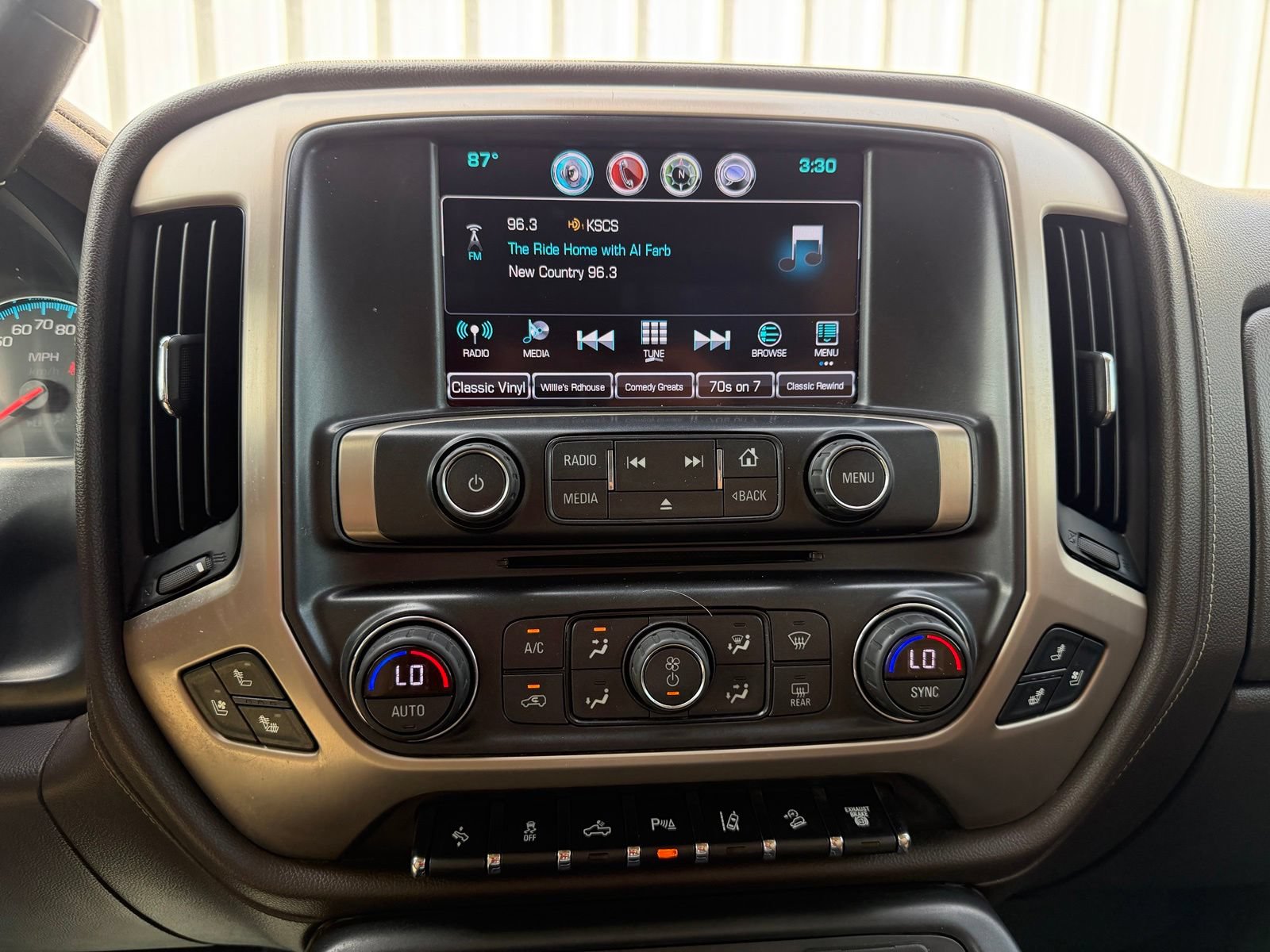 Used 2017 GMC Sierra 2500 Denali w/ Duramax Plus Package AWD/4WD image 15