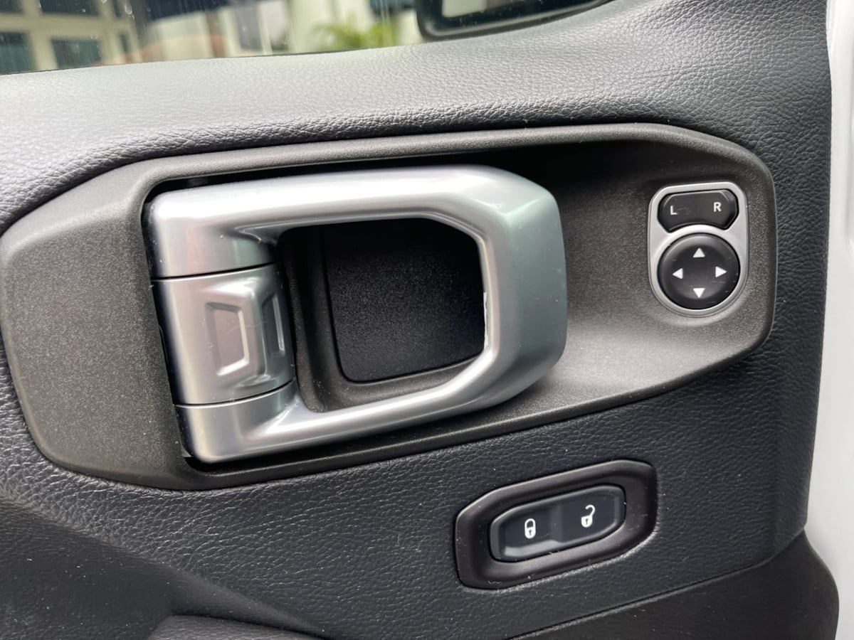 Used 2019 Jeep Wrangler Unlimited Sahara AWD/4WD image 17