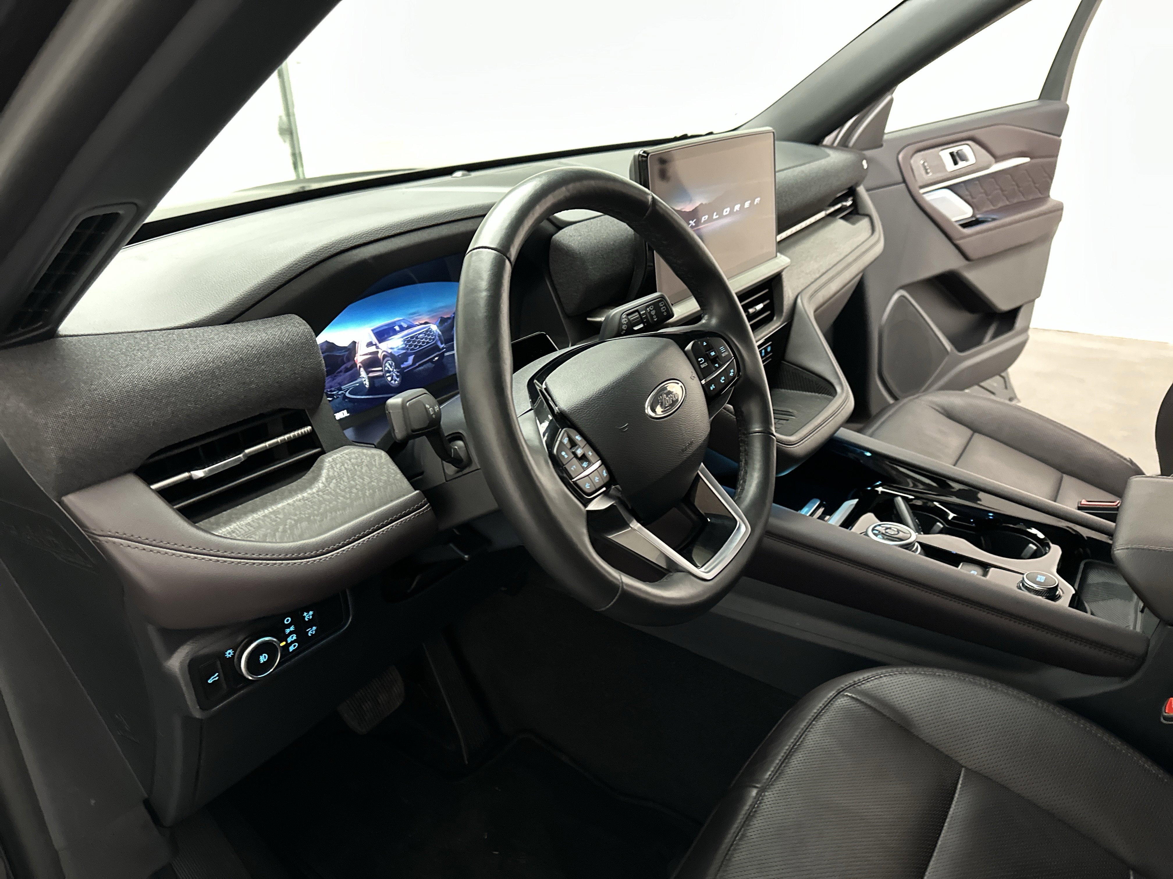 Used 2025 Ford Explorer Platinum w/ LUX Leather Package image 19