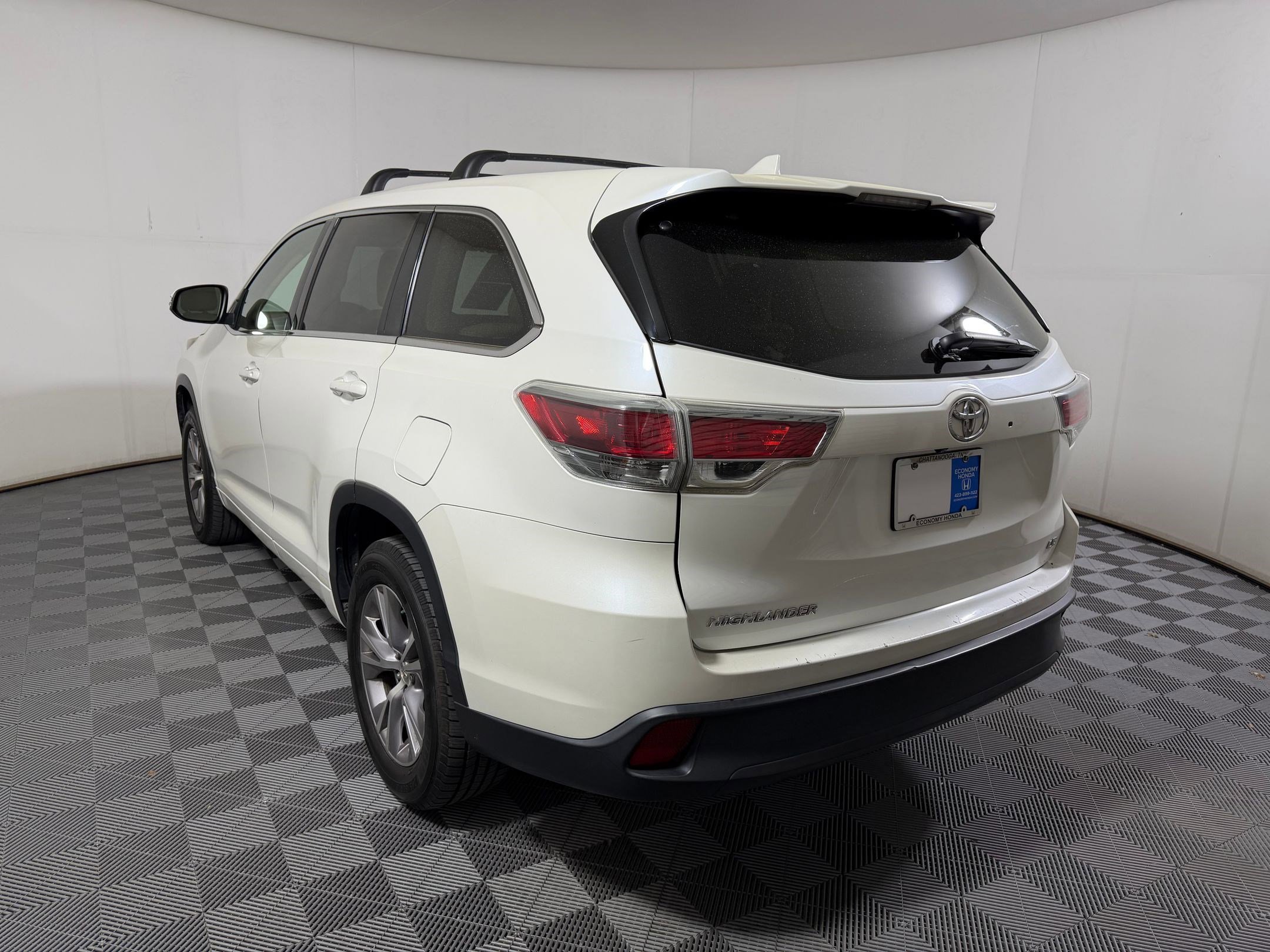 Used 2015 Toyota Highlander Plus FWD image 2