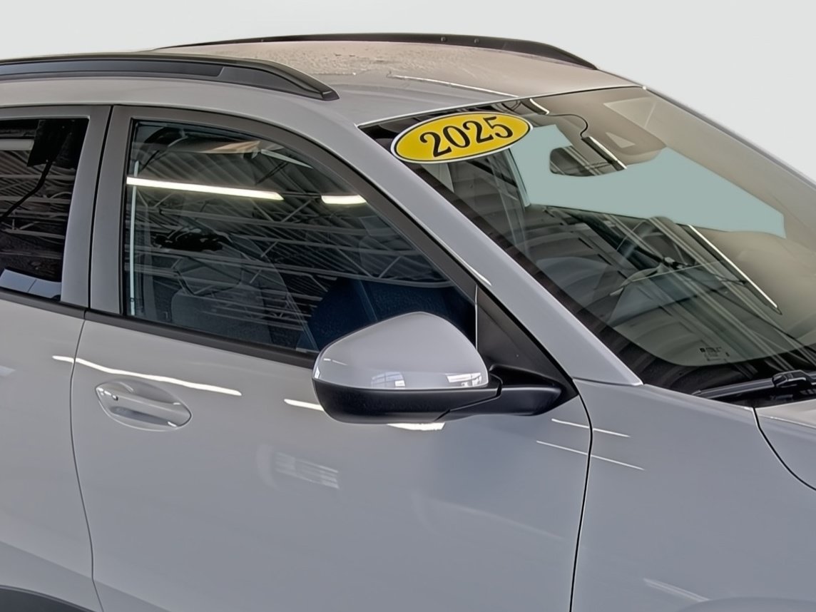 Used 2025 Chevrolet Trax LT w/ Driver Confidence Package FWD image 17