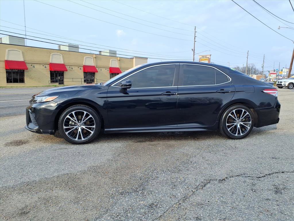 Used 2020 Toyota Camry SE image 2