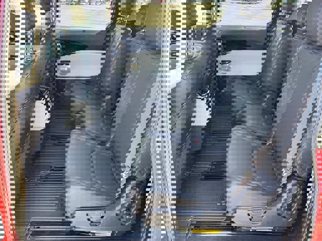 Used 2024 Kia Carnival EX image 10