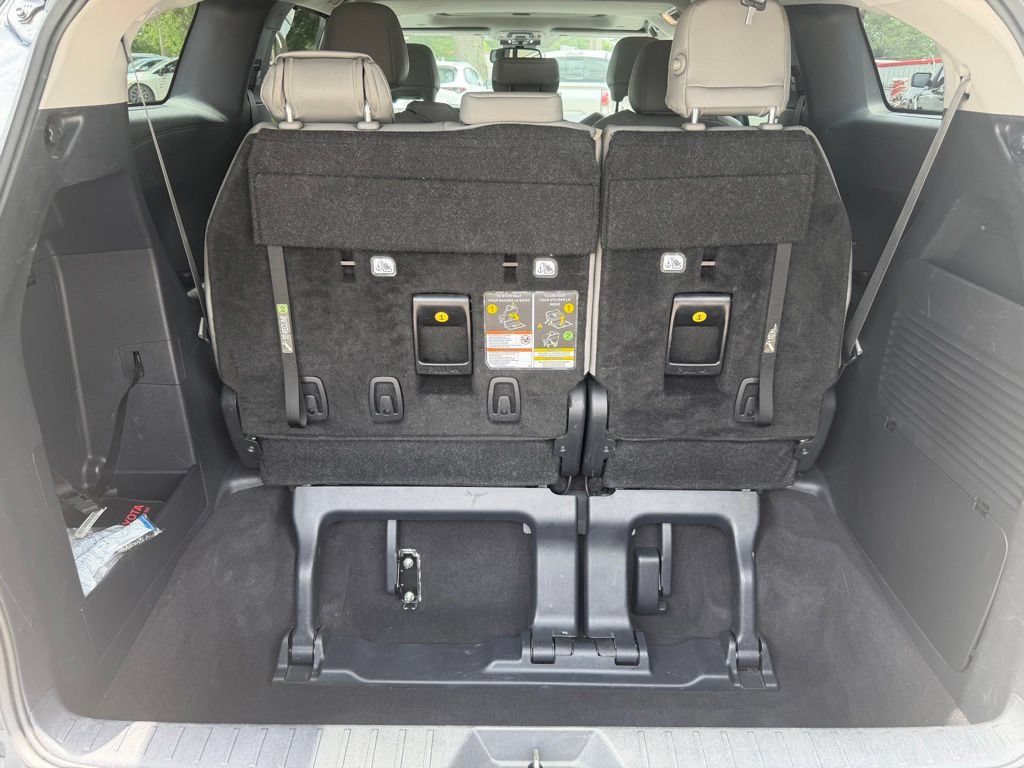 Used 2025 Toyota Sienna XLE FWD image 7