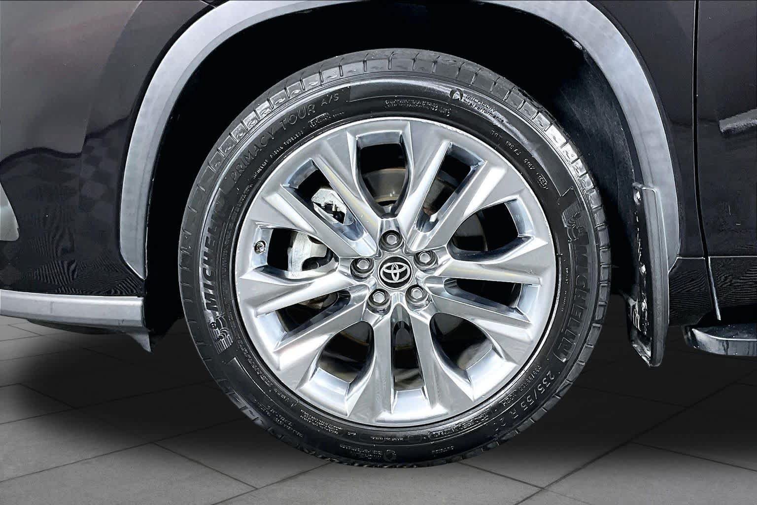 Used 2020 Toyota Highlander Limited FWD image 11