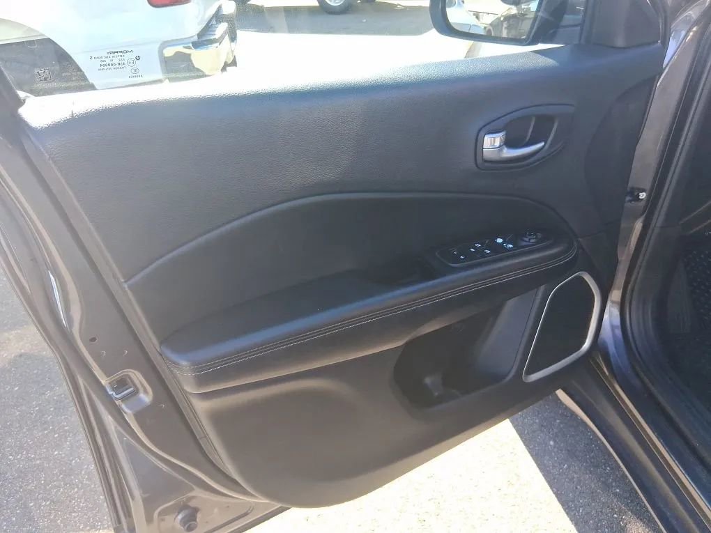 Used 2018 Jeep Compass Latitude w/ Popular Equipment Group AWD/4WD image 10