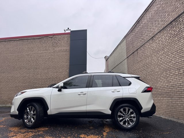 Used 2021 Toyota RAV4 XLE Premium image 31