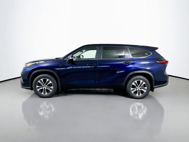 Used 2025 Toyota Highlander XLE AWD/4WD image 3