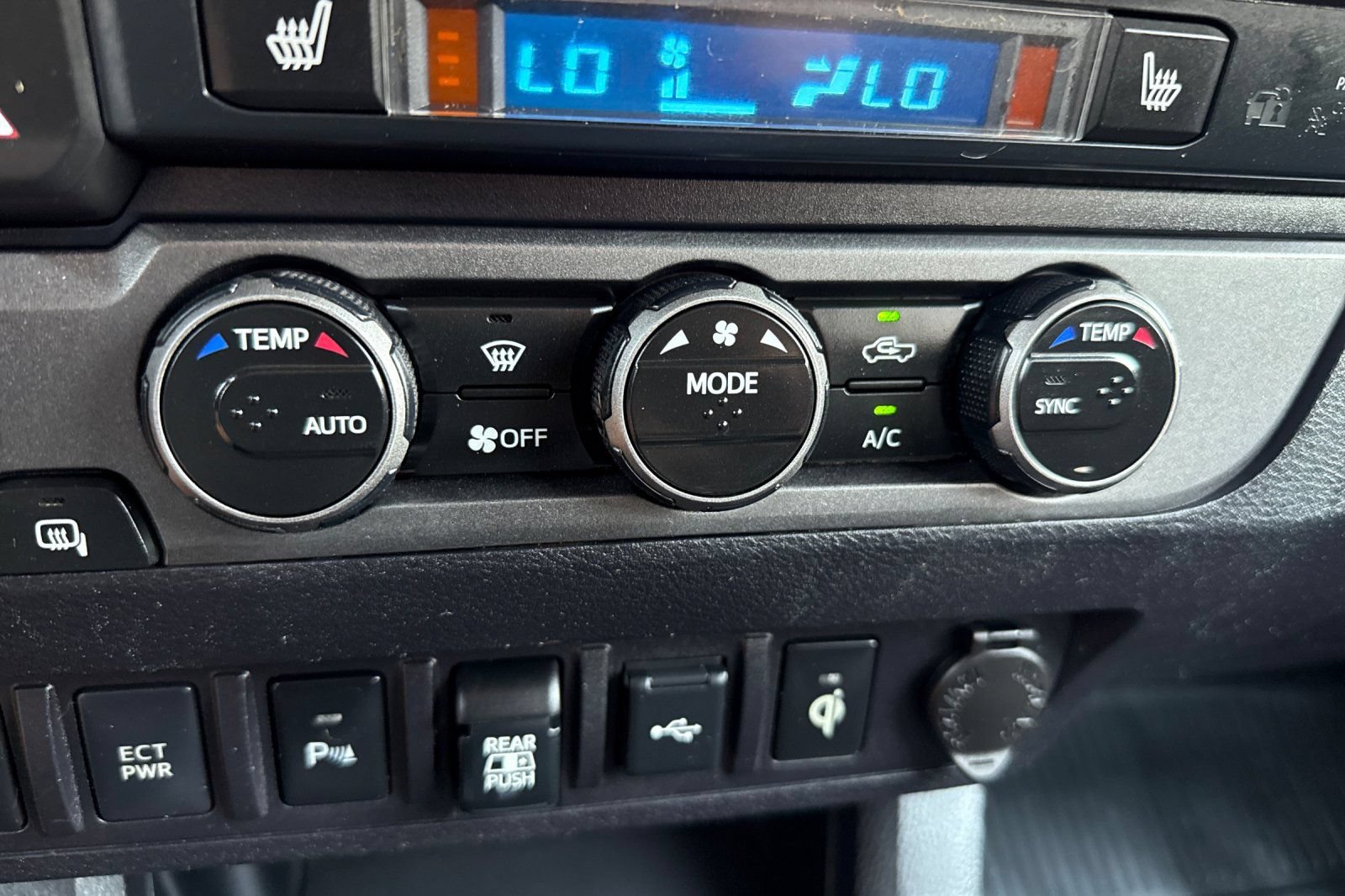 Used 2020 Toyota Tacoma TRD Off-Road w/ TRD Premium Off Road Package AWD/4WD image 26