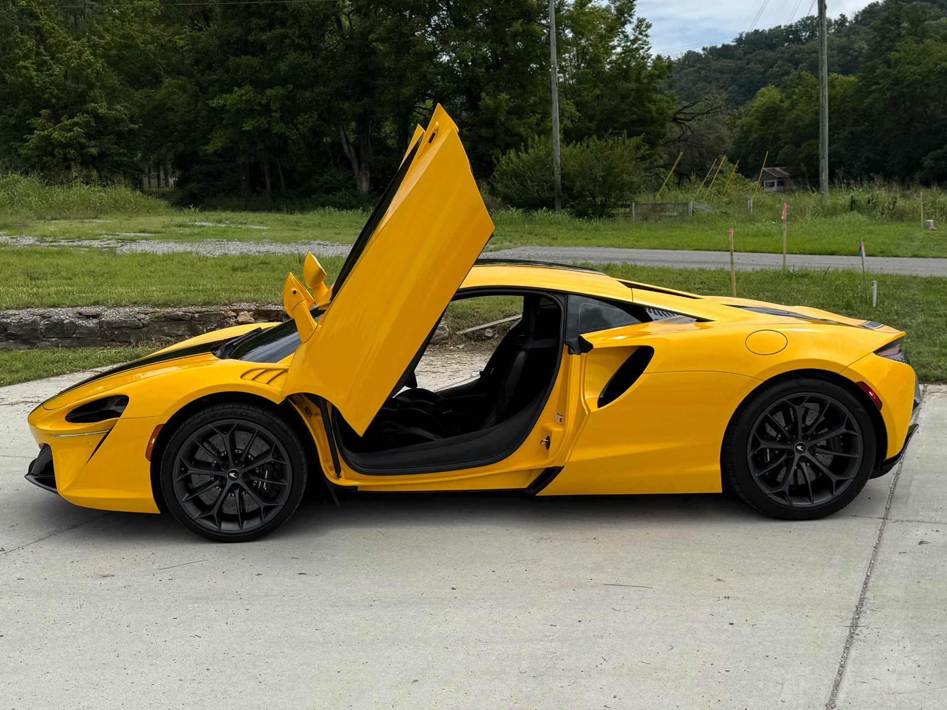 Used 2024 McLaren Artura RWD image 7