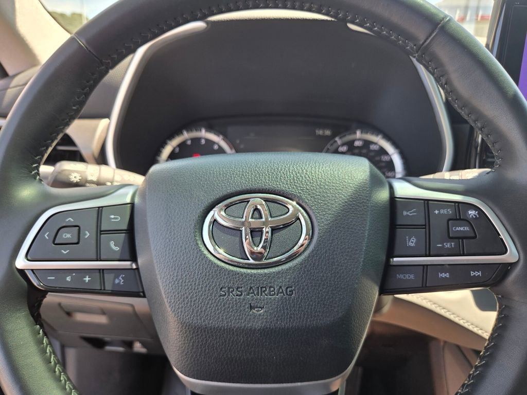 Certified 2024 Toyota Highlander XLE FWD image 25