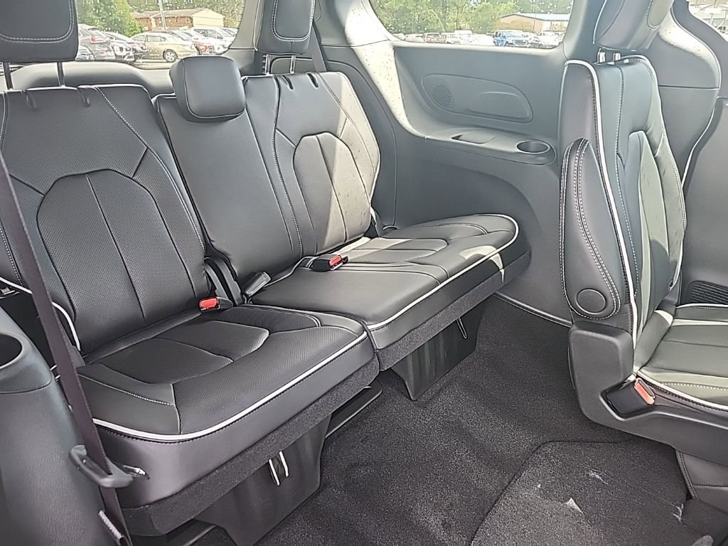 New 2026 Chrysler Pacifica Limited image 15
