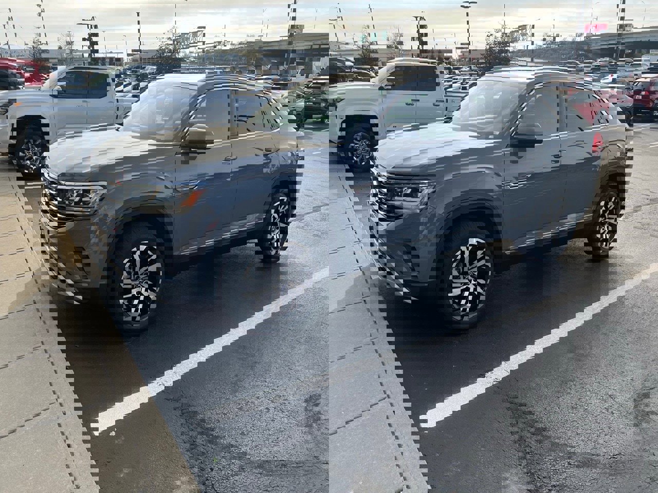 Used 2021 Volkswagen Atlas Cross Sport SEL Premium image 3