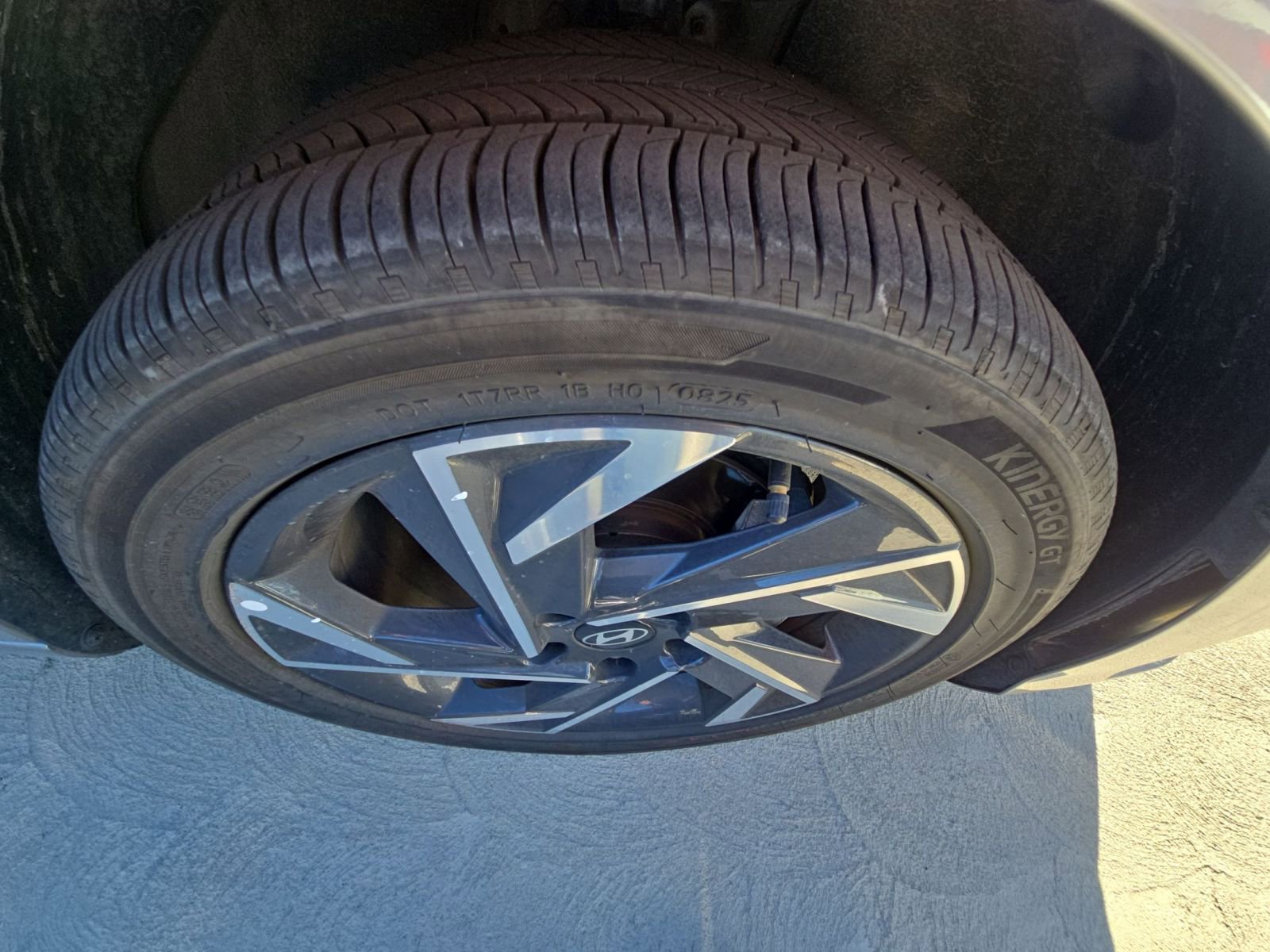 Used 2025 Hyundai Elantra Limited image 10