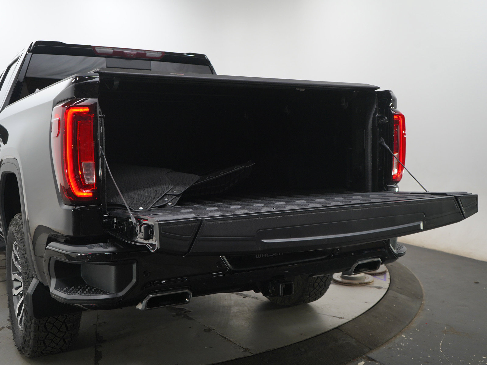 Used 2023 GMC Sierra 1500 AT4 w/ Technology Package AWD/4WD image 17