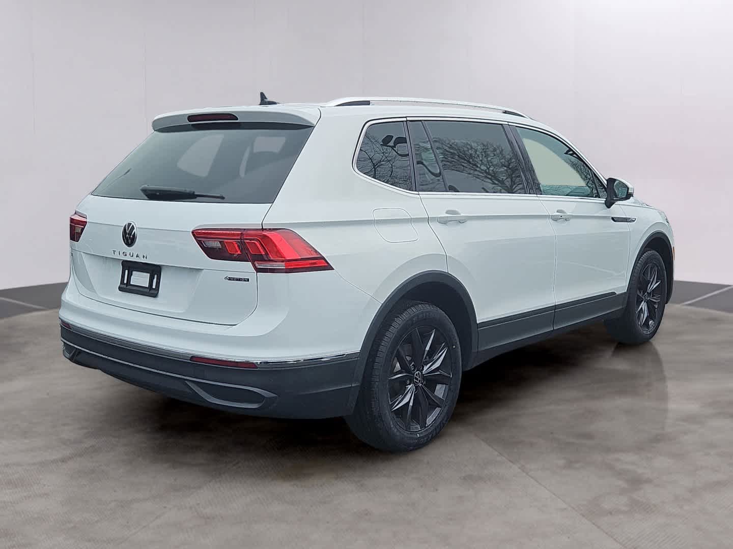Used 2022 Volkswagen Tiguan SE w/ Panoramic Sunroof Package image 3