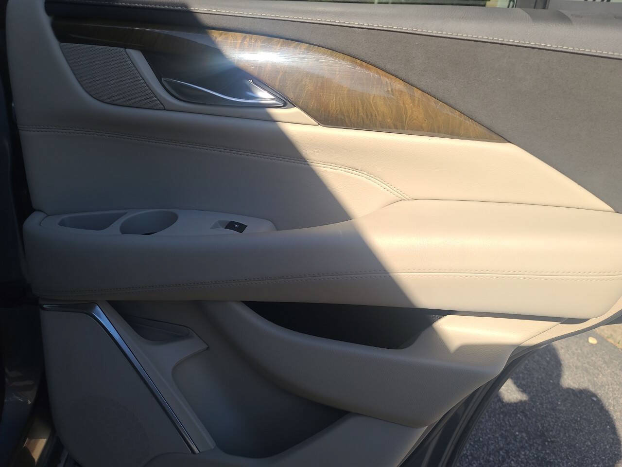 Used 2019 Cadillac Escalade Luxury AWD/4WD image 40
