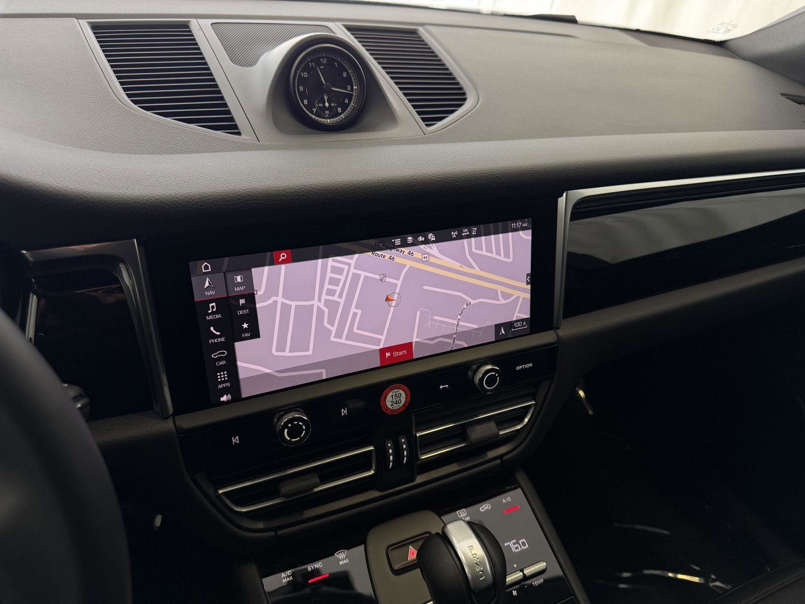 Certified 2025 Porsche Macan image 23