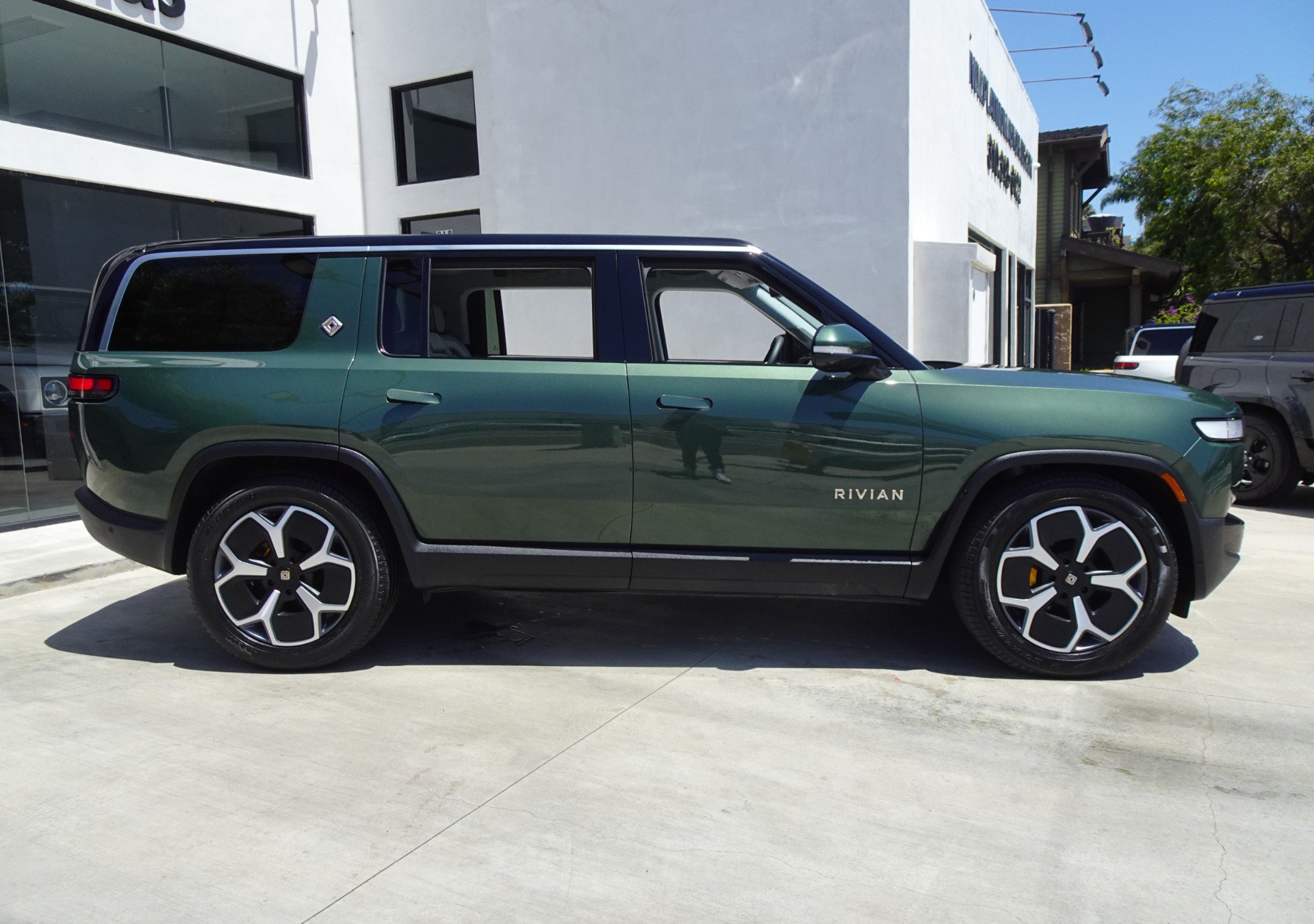Used 2024 Rivian R1S Adventure AWD/4WD image 9