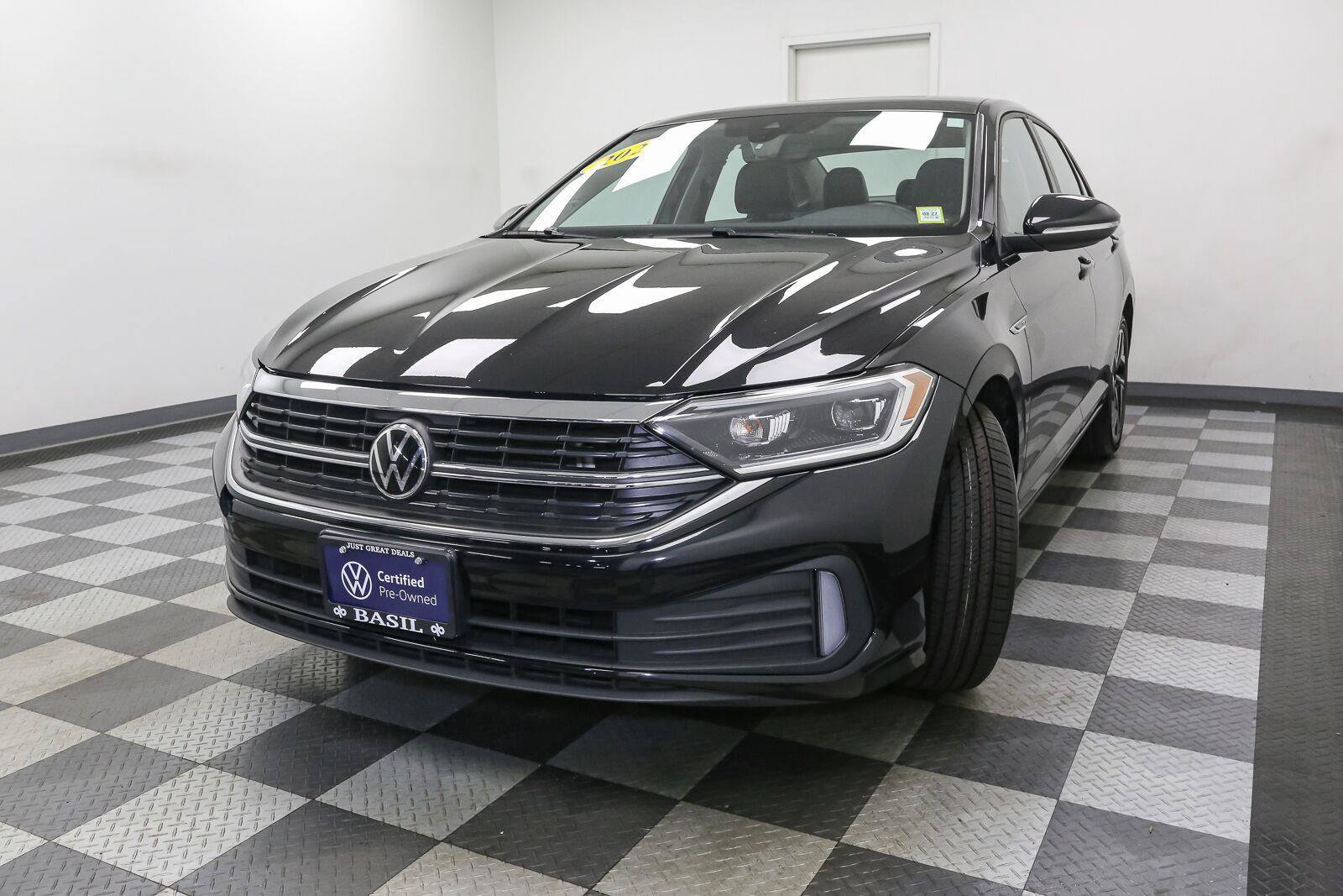 Certified 2023 Volkswagen Jetta SEL FWD image 5