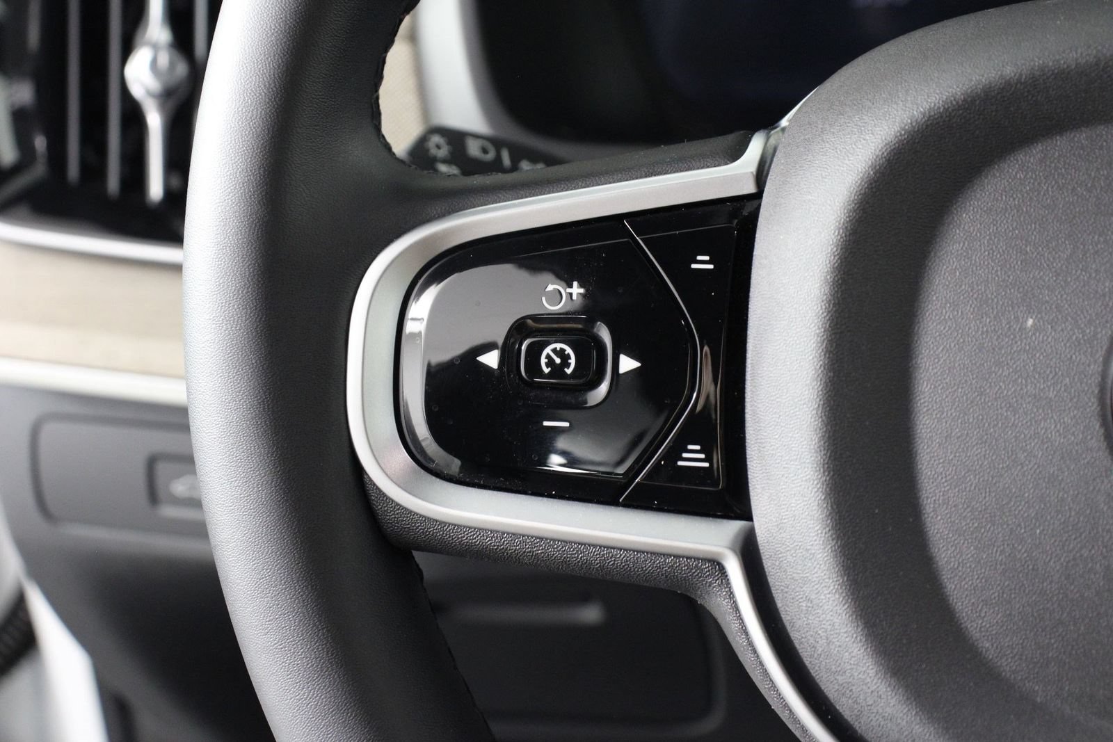 Certified 2026 Volvo XC90 B6 Plus w/ Protection Package Premier AWD/4WD image 10