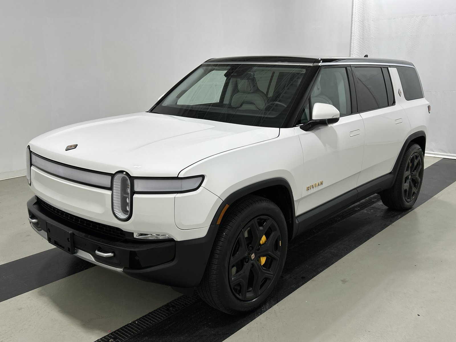 Used 2024 Rivian R1S Adventure AWD/4WD image 1