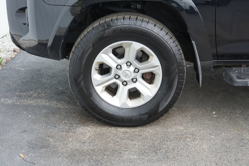 Used 2018 Toyota 4Runner SR5 AWD/4WD image 6