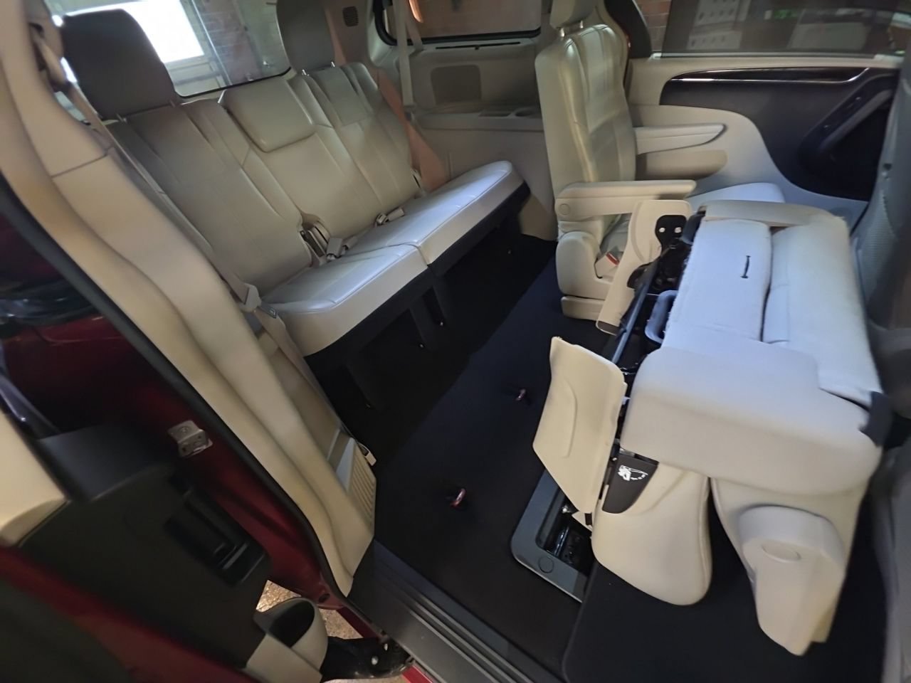 Used 2015 Chrysler Town & Country Limited Platinum FWD image 21
