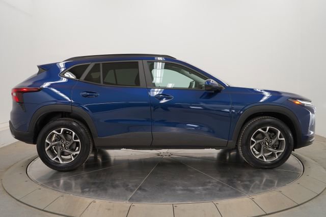 Used 2024 Chevrolet Trax LT w/ LT Convenience Package FWD image 8