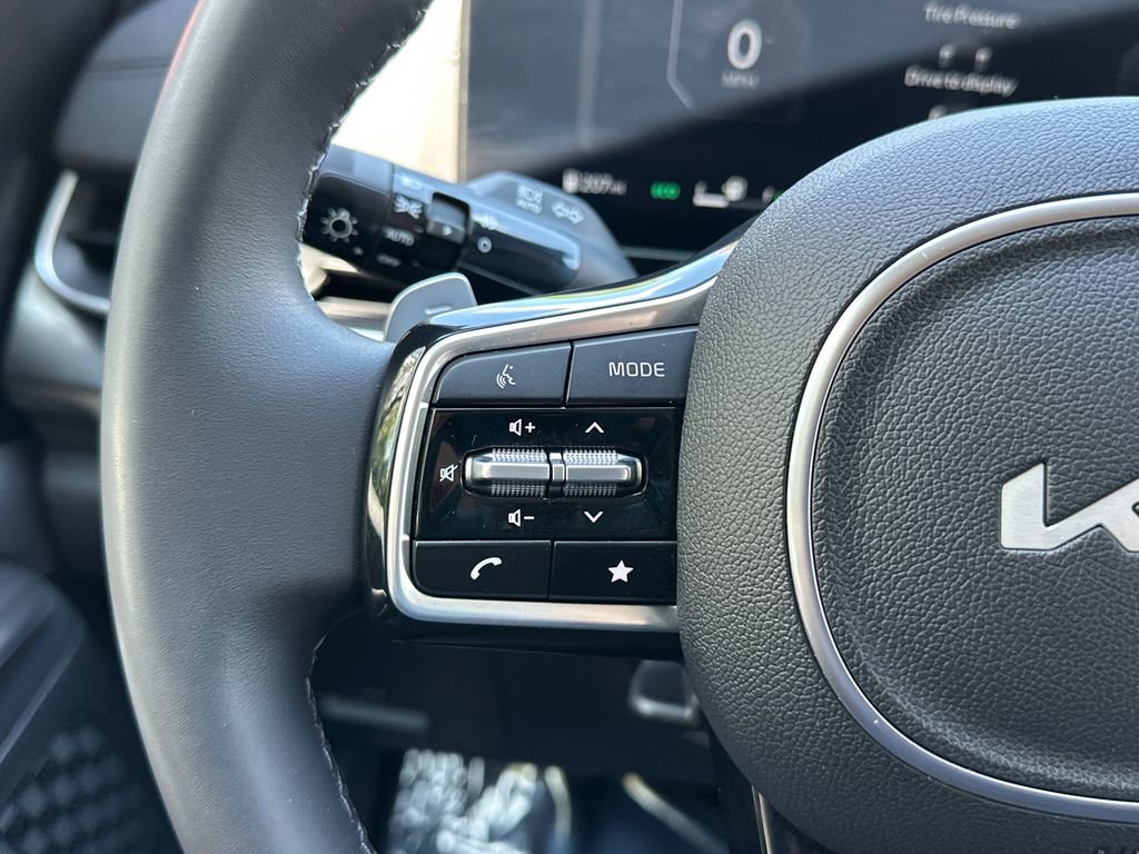Certified 2025 Kia Carnival SX w/ SX Dark Edition Package FWD image 25