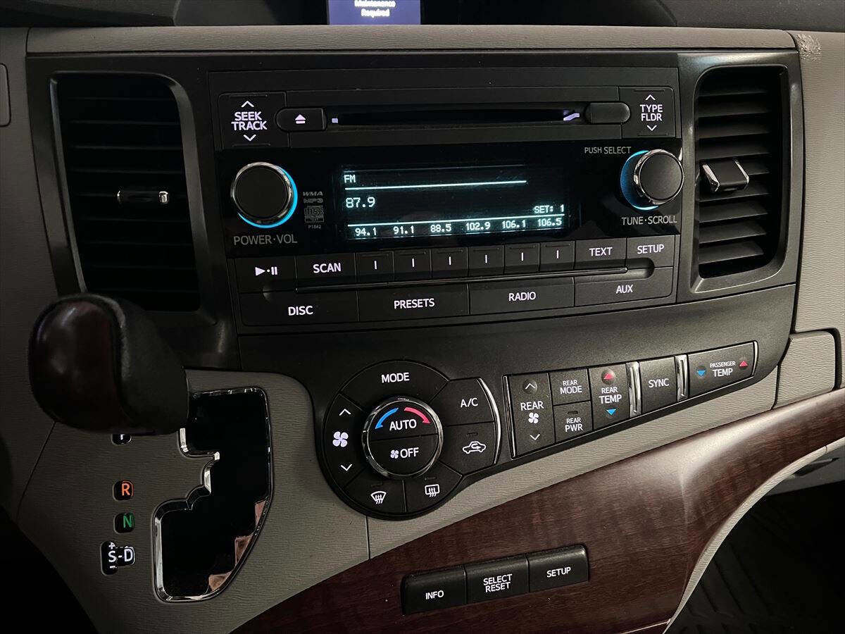 Used 2013 Toyota Sienna XLE image 13