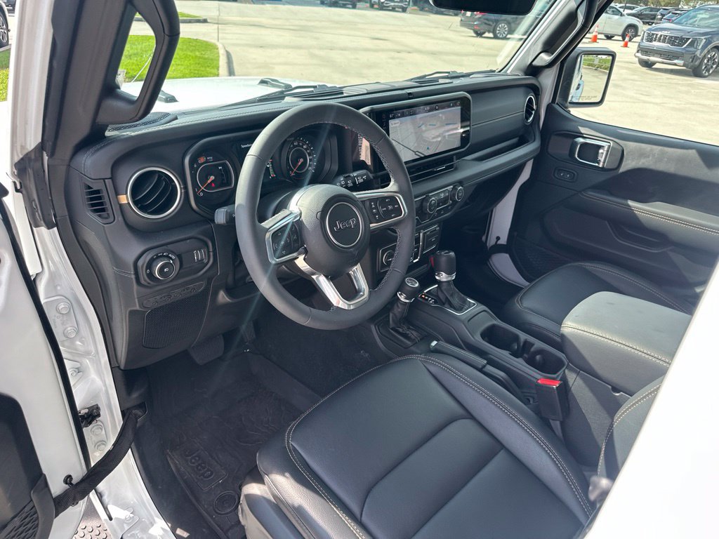 Used 2026 Jeep Wrangler Unlimited Sahara AWD/4WD image 13