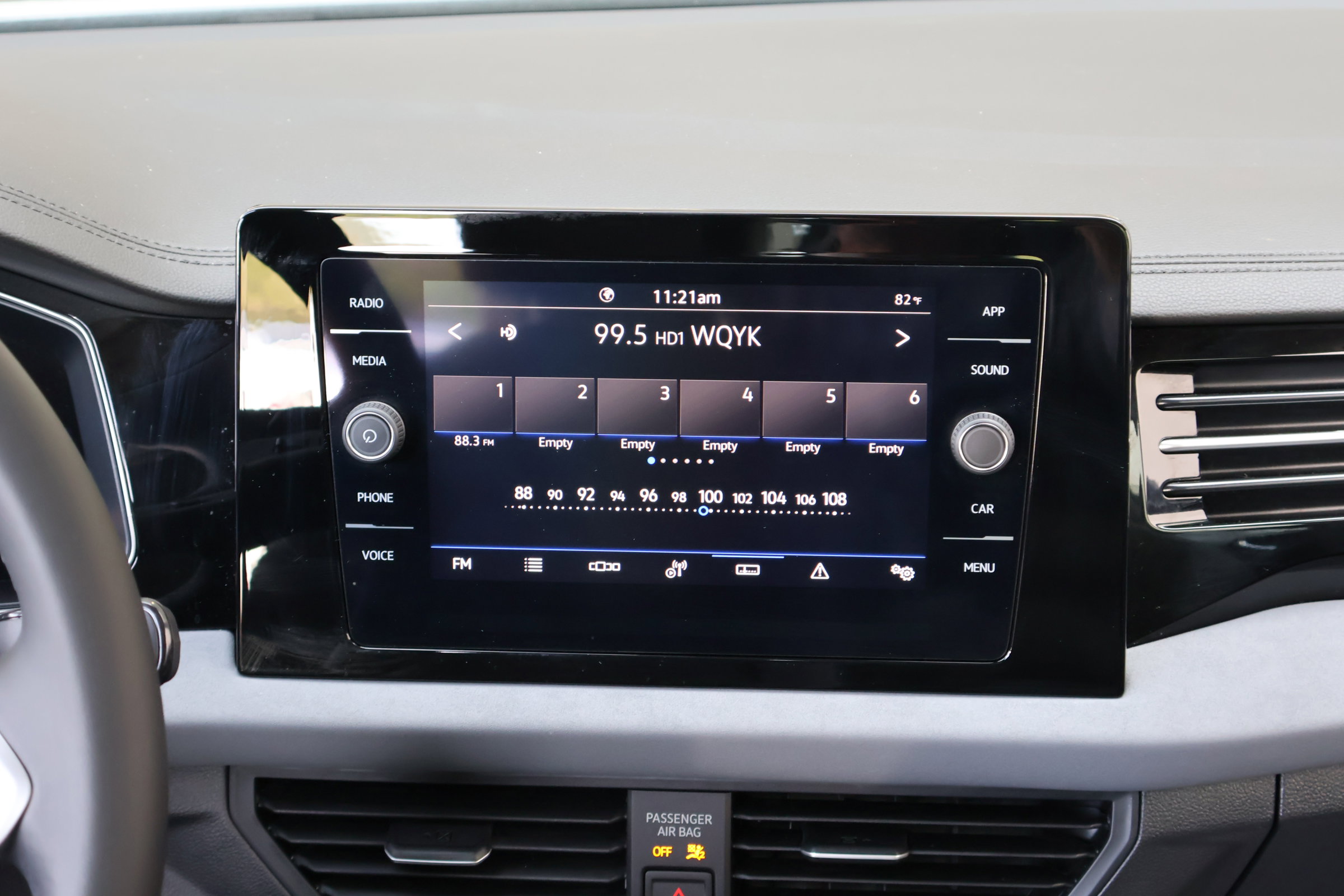 Used 2025 Volkswagen Jetta SE w/ Sunroof Package image 3