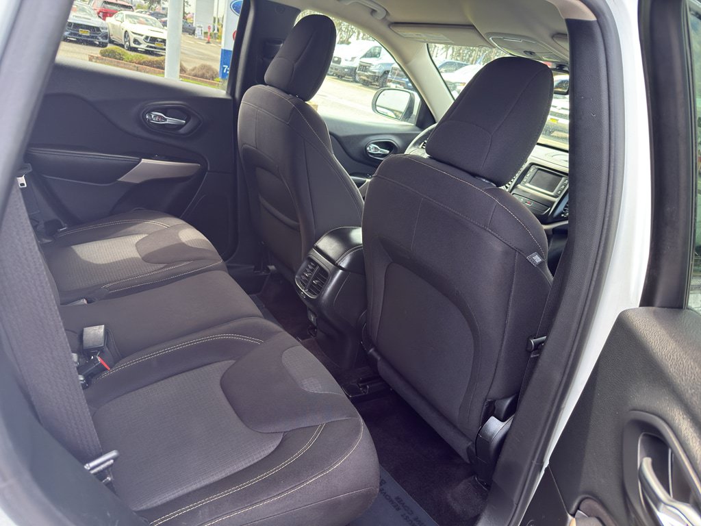 Used 2017 Jeep Cherokee Latitude w/ Safety/Convenience Group AWD/4WD image 15