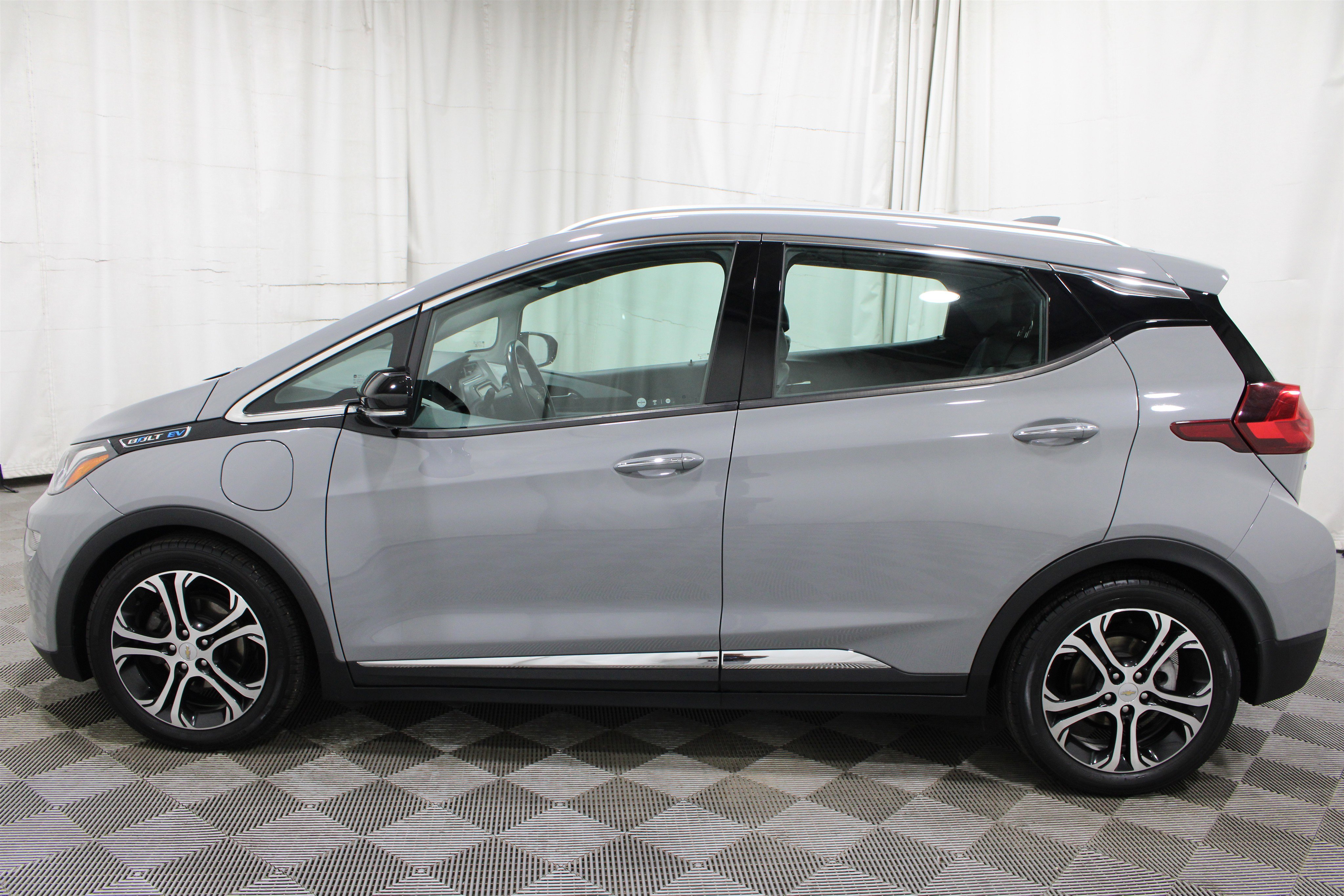Used 2020 Chevrolet Bolt Premier w/ Infotainment Package FWD image 32