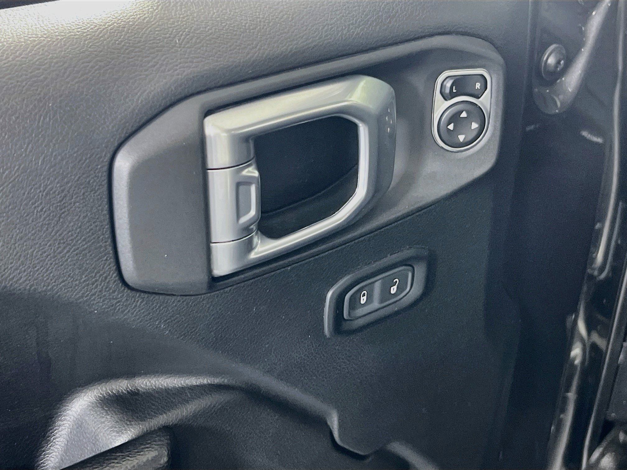 Used 2023 Jeep Gladiator Sport AWD/4WD image 17