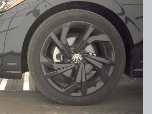 Used 2025 Volkswagen Jetta SE FWD image 13