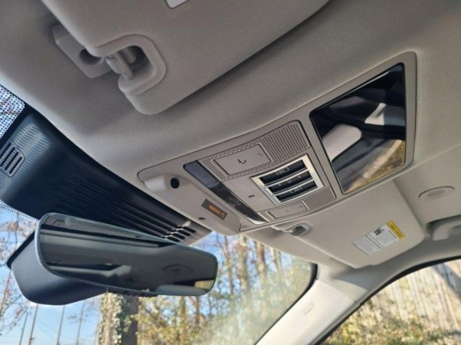 Certified 2024 Land Rover Discovery S image 36