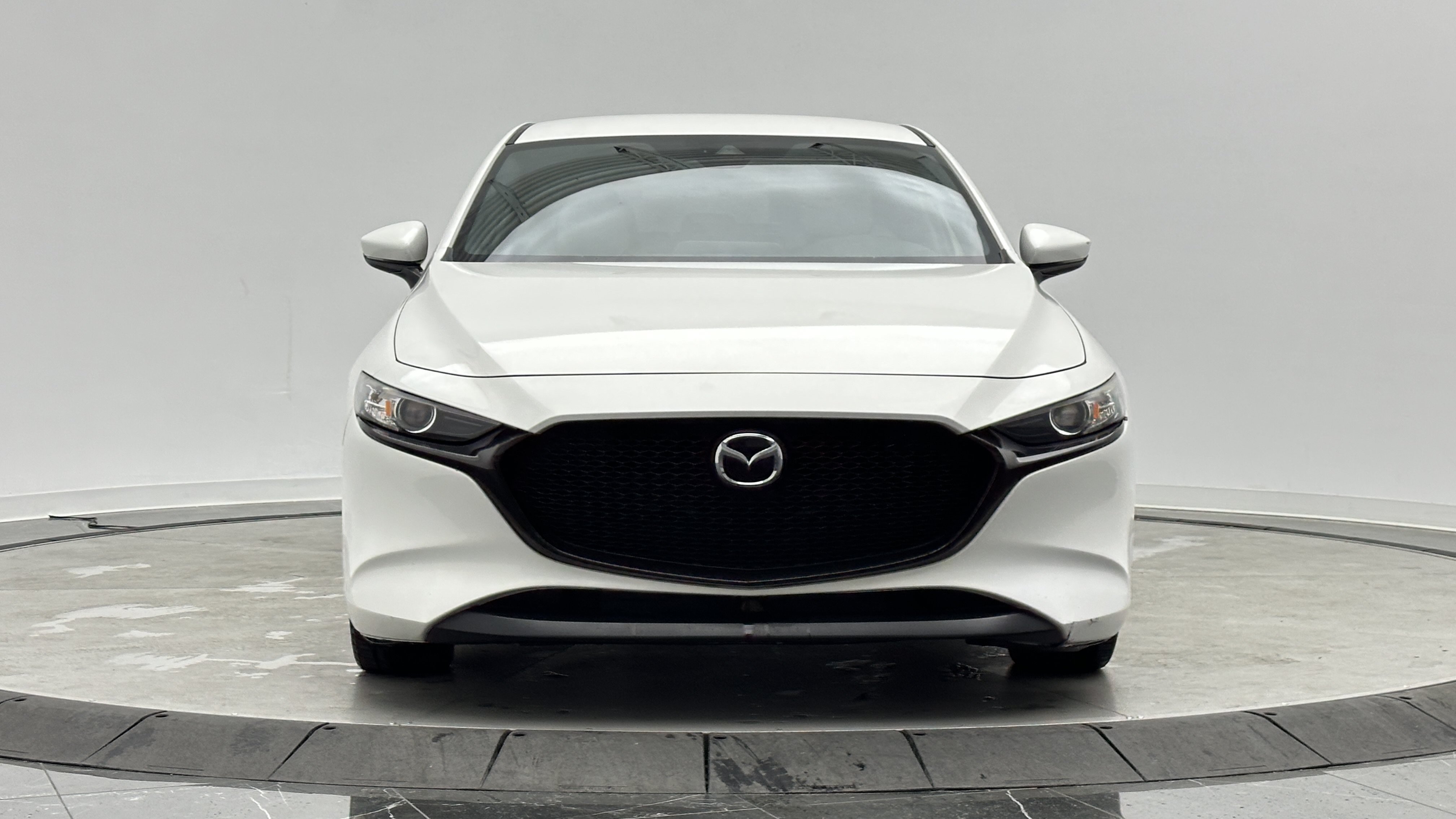 Used 2019 MAZDA MAZDA3 Hatchback w/ Preferred Package FWD image 2