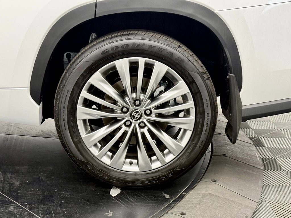 Used 2026 Toyota Highlander Platinum image 14