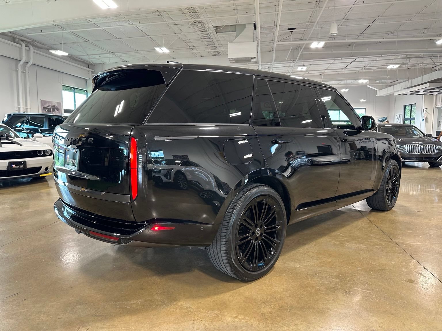 Used 2024 Land Rover Range Rover Long Wheelbase SE AWD/4WD image 8