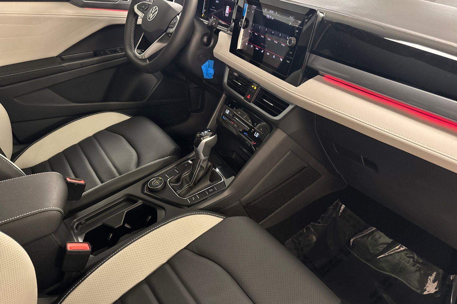 New 2025 Volkswagen Taos SEL image 15