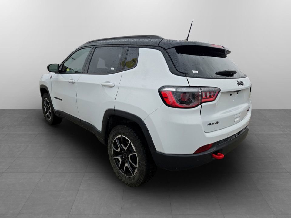 Used 2025 Jeep Compass Trailhawk image 8
