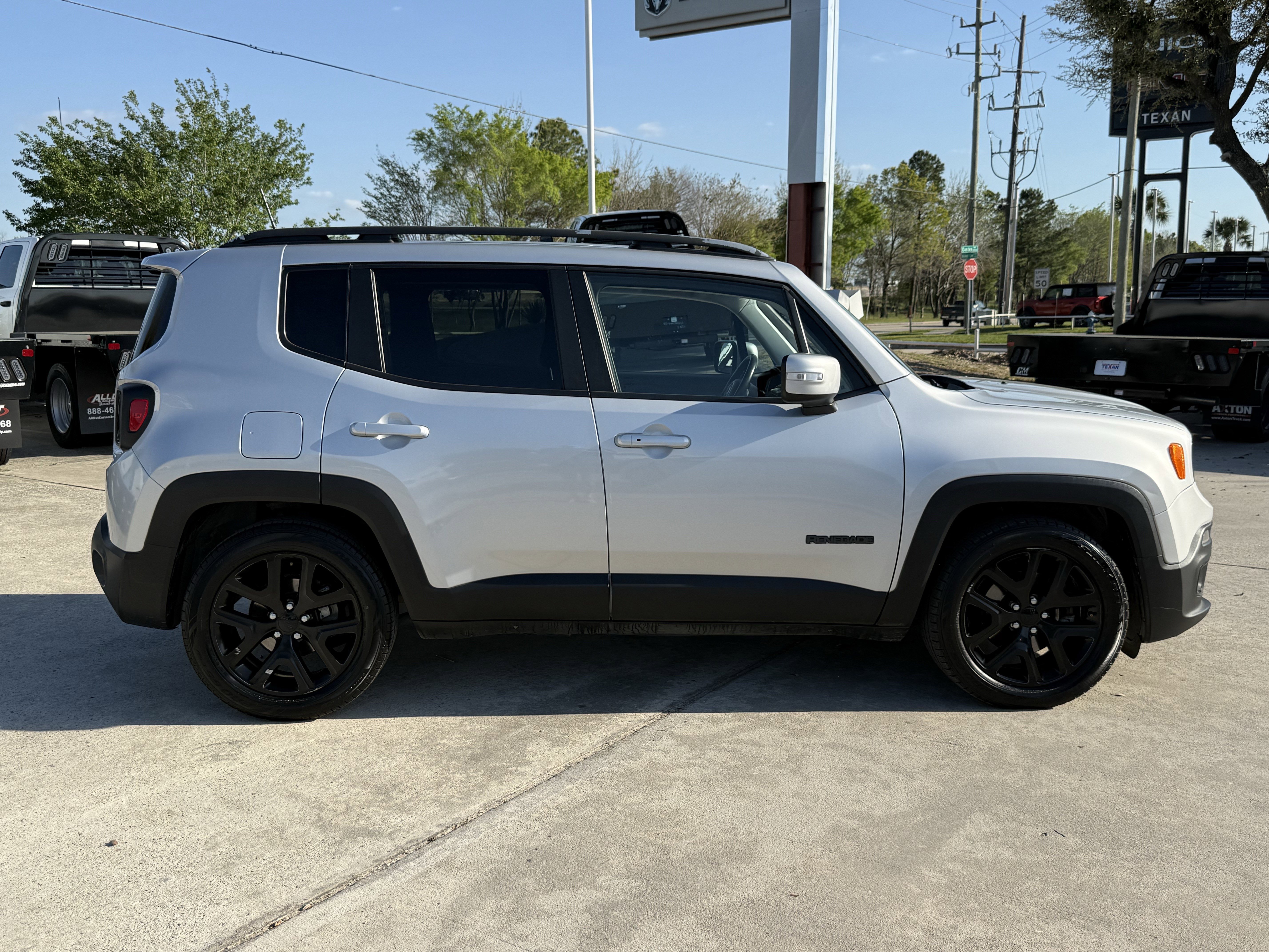 Used 2018 Jeep Renegade Altitude image 3